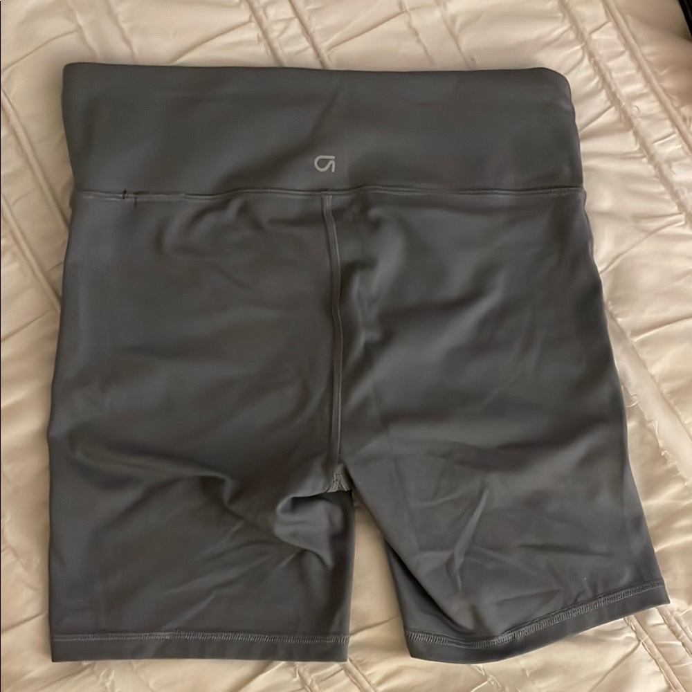 GapFit Blackout Gray Women's Bike Shorts - Picture 3 of 4